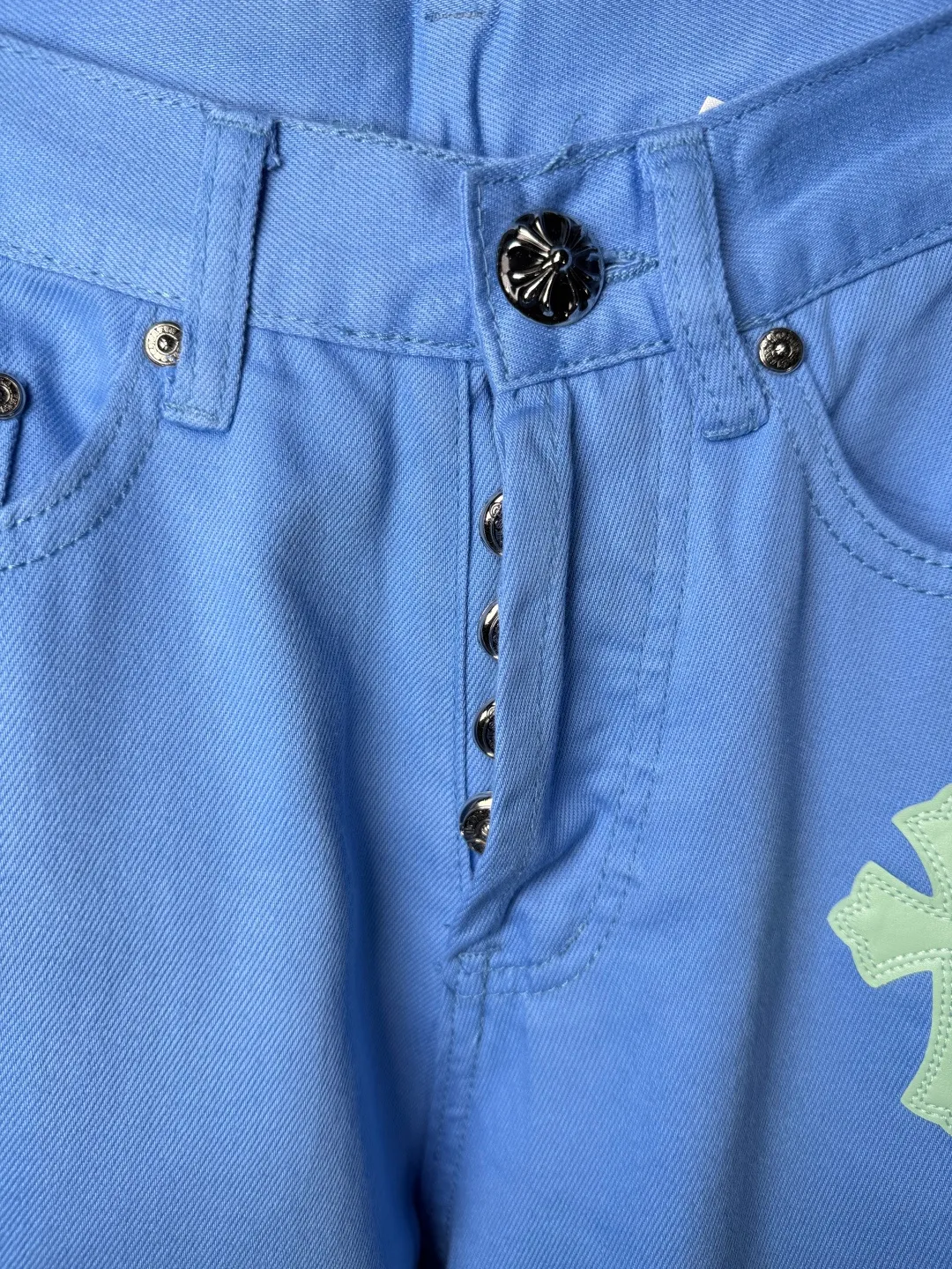 P270 💰 (Top version) CHROME HEARTS 25ss dopamine light blue cross-over leather washed jeans - Full of exploring the ultimate in fashion, Chrome Hearts' new Chrome Hearts pants not only present a unique style, the fresh ice blue color looks particularly youthful and energetic. The mid-high waist design is paired with a lazy and casual style, which not only shows long legs but also maintains a casual feel. It is a must-have fashion choice for trendy men and trendy women. Color: Dopamine light blue Size: 28-30-32-34 (corresponds to S-M-L-XL)
